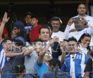 En el partido de la Bicolor ante El Salvador, Nasralla también elevó los ánimos de la afición del estadio Olímpico, tomándose autoretratos con la gente, foto: El Heraldo.