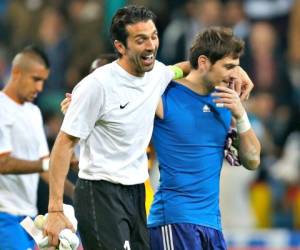 Gianluigi Buffon e Iker Casillas en una foto de 2013 entre Real Madrid y Juventus en el Santiago Bernabeu por la Champions. (AP Photo/Paul White, file)