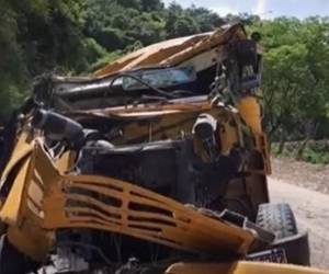 Así quedó la unidad tras el fuerte golpe al volcarse contra un paredón.