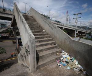 Algunos ciudadanos utilizan los puentes peatonales como botaderos de basura clandestino y baños públicos.