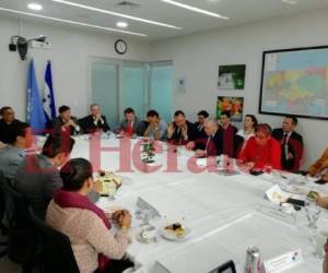 Representantes de los partidos políticos reunidos con miembros de la ONU en el prediálogo nacional. Foto: EL HERALDO