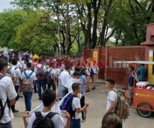 Los estudiantes se presentaron a las afueras del instituto para reunirse y sumarse a las protestas. (Foto: El Heraldo)