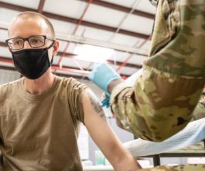 En esta foto de archivo tomada el 9 de septiembre de 2021, el Sargento de Primera Clase del NCOIC de Servicios de Medicina Preventiva, Demetrius Roberson, administra una vacuna COVID-19 a un soldado en Fort Knox, Kentucky.