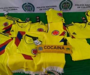 La Dirección Antinarcóticos de Colombia informó el jueves que las prendas impregnadas con unos cinco kilos (11 libras) de la sustancia estaban empacadas junto a ropa típica de Colombia. Foto: AP