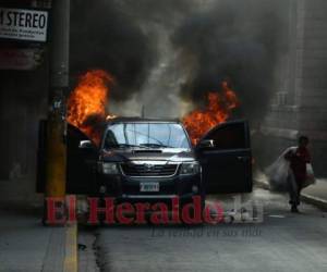 El vehículo estaba estacionado frente al edificio de Hondutel en el Centro Historíco de Tegucigalpa. Foto: Emilio Flores / EL HERALDO.