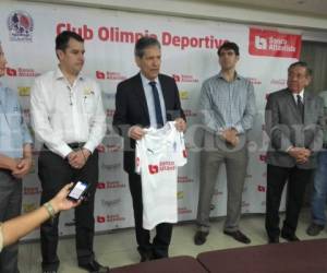 El colombiano Carlos Restrepo fue presentado este lunes como el nuevo entrenador de Olimpia. Foto: Ronal Aceituno / Grupo OPSA.