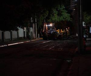 Equipados con lámparas, las cuadrillas de bacheo son distribuidas a diversos puntos de la ciudad para cumplir con la rehabilitación vial asignada en horarios de 9:00 PM hasta las 6:00 AM.