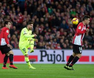 El delantero argentino del Barcelona Lionel Messi patea el balón durante el partido de fútbol de la liga española Athletic Club Bilbao contra el FC Barcelona en el estadio San Mames de Bilbao el 10 de febrero de 2019. Foto AFP