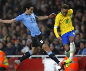 Una entrada de Cavani sobre su compañero del PSG provocó el enfado de Neymar, al grado de negarle la mano al delantero charrúa. Foto AFP