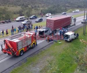 El accidente ocurrió en un tramo recto de la carretera CA-5 que conduce al norte del país. (Foto: Estalin Irías/ El Heraldo)