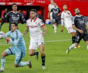 El portero del Real Madrid Thibaut Courtois atrapa un balón durante el partido de fútbol de la Liga española entre el Sevilla y el Real Madrid en el estadio Ramón Sánchez Pizjuan en Sevilla, España. Foto: AP.