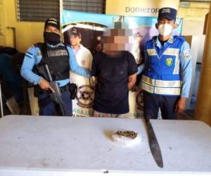 Al detenido se le decomisó el arma de fuego, el machete y la supuesta marihuana que portaba al momento de la detención.