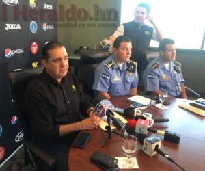 El presidente de Motagua, Pedro Atala, en la reunión con las autoridades policiales. (Foto: Ronal Aceituno / EL HERALDO)