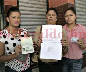 Madre del árbitro Gerson Almendárez, acusado de extorsión, se presentó ante las autoridades junto a sus dos hijas para defender al profesional (Fotos: EL HERALDO Honduras / Noticias EL HERALDO / Sucesos de Honduras )