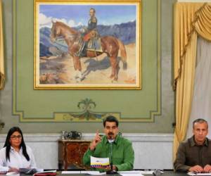 El presidente venezolano Nicolás Maduro hablando junto al vicepresidente venezolano Delcy Rodríguez y al ministro de Industria venezolano y ex vicepresidente Tareck El Aissami. Foto: Agencia AFP.