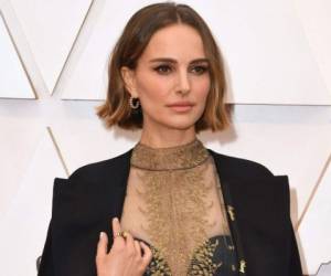 La Natalie Portman fue una de las que más sorprendió por su atuendo, pero además del bello vestido la actriz israelí reveló que en su vestido llevaba los nombres de las directoras de cine que no fueron nominadas a los Oscar. Fotos: Agencia AFP.