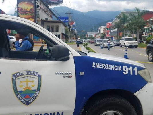 Miembros de la Policía Nacional llegaron a la escena del crimen tras el hecho sangriento. Foto: Noticieros Hoy Mismo/Twitter.