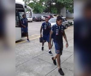 Los jugadores llegaron temprano al Rommel Fernández, pero no se detuvieron ante los medios de comunicación (Foto: Cortesía)