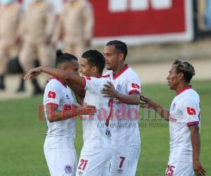 Jugadores de Olimpia celebran un gol en Danlí por la Fecha 7 del torneo Clausura 2022 en Honduras.