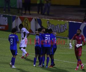 Los jugadores de El Salvador celebrando el gol de Nelson Bonilla.