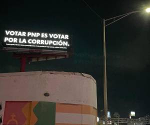 Las vallas, que criticaban la gestión del PNP y su relación con la empresa LUMA, recibieron respuesta inmediata con nuevas vallas que defendían al partido, intensificando la polémica política en la isla.