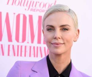 Charlize Theron llega a la Gala del Desayuno de Mujeres en Entretenimiento de Hollywood Reporter el miércoles 11 de diciembre de 2019 en Los Ángeles.