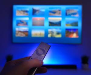 Los televisores inteligentes o smart TV (los que están conectados a Internet) recopilan datos del usuario para que las marcas hagan perfiles detallados de sus hábitos y ajustar la publicidad dirigida al consumidor, incluso cuando el televisor se usa como pantalla externa o se conecta a un ordenador portátil.