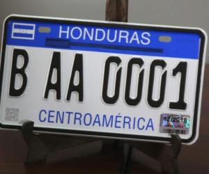 Por varios meses carros y motocicletas del país tienen que andar sin placas físicas debido a la falta de material en el Registro Vehicular.