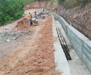 Previo a la pavimentación se realiza la construcción de cunetas.