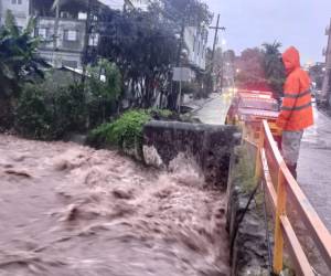 En Santa Bárbara los niveles de los ríos han aumentado con el paso de la tormenta tropical Sara por el occidente de Honduras.