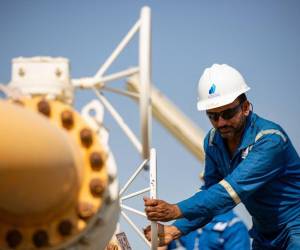 Un técnico trabaja en una instalación de procesamiento de gas en Artawi, cerca de la ciudad portuaria de Basora, en el sur de Irak, el 19 de enero de 2022.