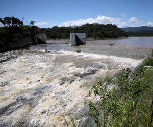 Así se encuentra la represa Los Laureles, desde hace varios días que está rebosando. Esto permite que haya una buena distribución de agua en la capital.