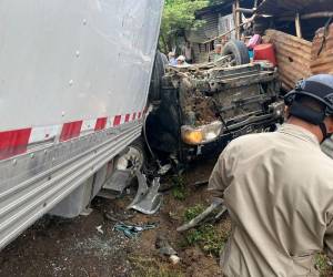 Un accidente entre un busito de la ruta La Entrada /Virrey en Macuelizo, Santa Bárbara, y un camión de placas salvadoreñas dejó al menos cuatro heridos. Las imágenes del desastre a continuación.