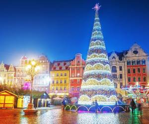 El término “Navidad” proviene del latín <b>nativitas</b>, que significa “nacimiento”. Este significado refleja el espíritu de la festividad, que no solo conmemora el nacimiento de Jesús, sino que también simboliza el renacimiento de la esperanza y la luz en el corazón de los creyentes.