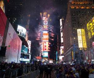 En esta fotografía de archivo del 1 de enero de 2017, una lluvia de confeti cae sobre la multitud que celebra la llegada del año nuevo en Times Square. Foto: AP.