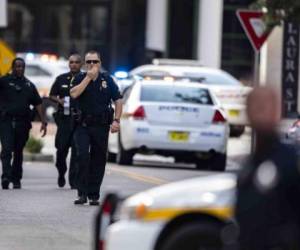 Foto ilustrativa. Policías frente a un centro comercial de los Estados Unidos.