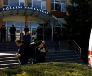 Agentes de policía turcos y una ambulancia en la entrada de la Universidad de Osmangazi. Foto AFP