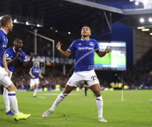 Dominic Calvert-Lewin, del Everton, festeja luego de anotar ante el Crystal Palace en un encuentro de la Liga Premier inglesa. (Foto: AP)