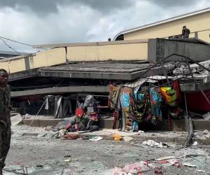 El potente sismo que golpeó Vanuatu dejó daños graves en Port Vila, con edificios colapsados, muertos y heridos mientras continúan las réplicas.