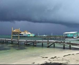 La tormenta mostraba vientos sostenidos máximos de casi 130 kilómetros por hora y tenía su centro unos 10 kilómetros al suroeste de la capital de Belice. Foto: Caye to Belize