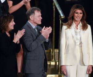 La primera dama de Estados Unidos, Melania Trump, llegó vestida completamente de blanco. ¿Pero qué llamó la atención? Ella arribó primero y en un vehículo diferente al del presidente Donald Trump. Fotos AFP/AP