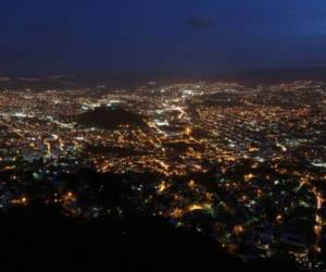 De acuerdo al fenómeno del solsticio de invierno, la noche más larga del año en Honduras tendrá una duración aproximada de 12 horas con 40 minutos de oscuridad, según proyecciones del experto de Cenaos, Víctor Ortega.