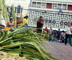 Cada año algunos peregrinos venden ramos de palma de olivo para llevar el sustento a casa. Foto: Jimmy Argueta/El Heraldo