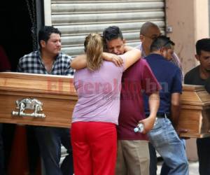 Los familiares retiran de la morgue del Ministerio Público el cadáver de Kenner Moisés Zúniga García.