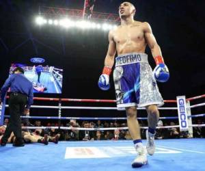 El boxeador hondureño dejó en la lona a su contrincante Diego Magdaleno. Foto: @trboxing.