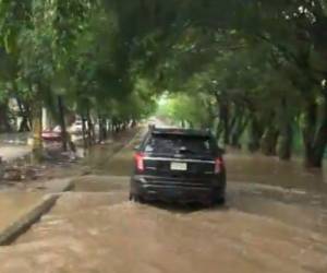 Captura de pantalla de un video publicado por Julio Romero Oficial en su cuenta de X, donde se observan calles inundadas.