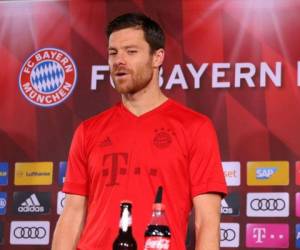'He nacido en España al borde del mar', declaró con ocasión de la presentación de esta camiseta el centrocampista del Bayern, Xabi Alonso. Foto: Bayern