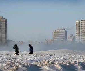 La gente camina a lo largo de la orilla del lago mientras las temperaturas rondaban los -20 grados el 30 de enero. Foto AFP