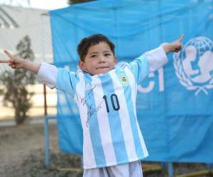 Murtaza Ahmadi posa ya con su nueva camisa de Messi.