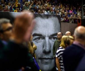 Un póster con el retrato del presidente de España y candidato del Partido Socialista, Pedro Sánchez. Foto: AP